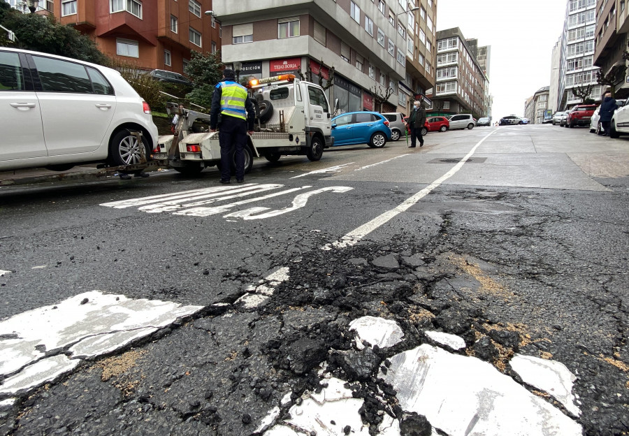 Un problema en la red de alcantarillado obliga a cortar el tráfico en la avenida de la Concordia