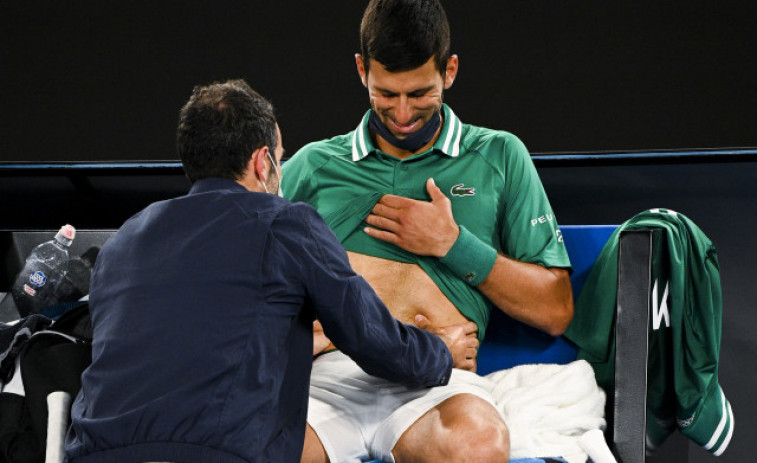 Djokovic sobrevive lesionado