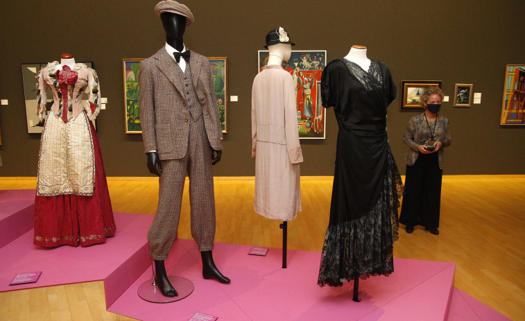 Belas Artes realiza una visita virtual a la muestra “Vestir Épocas 1860-1960”