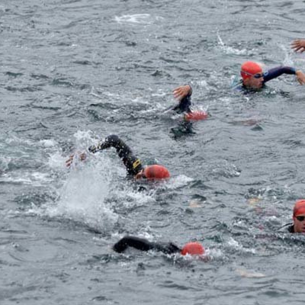 El triatlón obliga a cortar la carretera de acceso a Mera