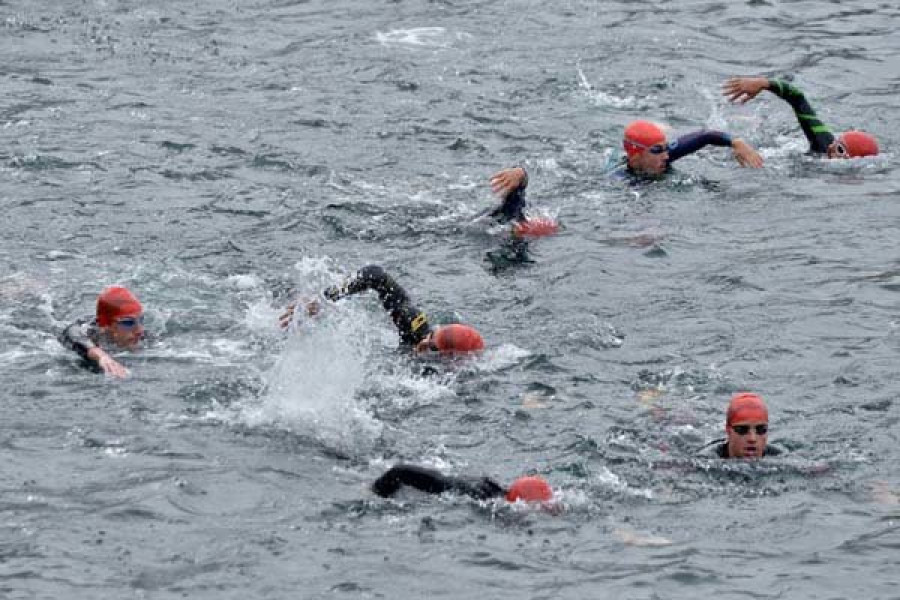 El triatlón obliga a cortar la carretera de acceso a Mera