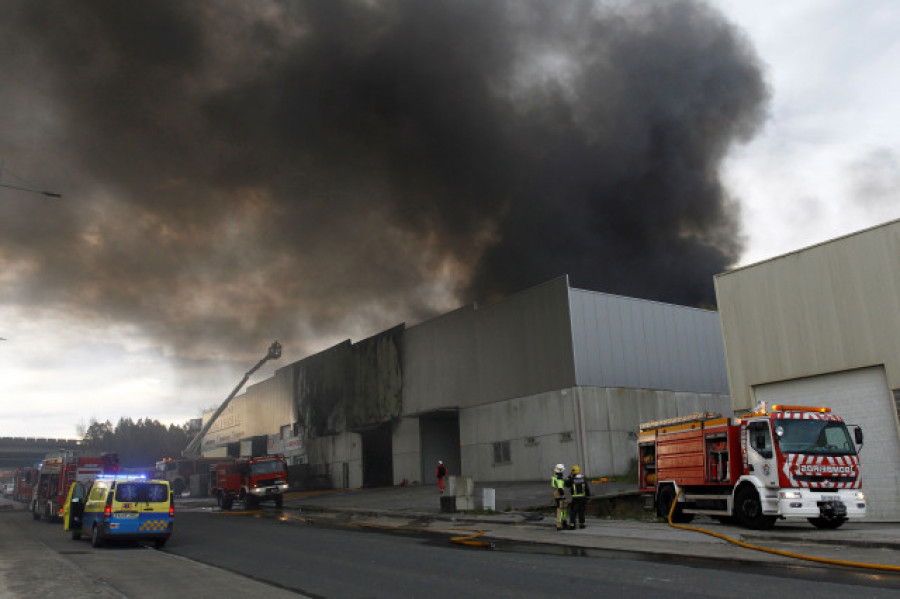 Un incendio destruye una nave de reciclaje en Vilar do Colo