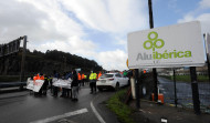 Trabajadores de Alu Ibérica en A Coruña denuncian que llevan sin cobrar dos meses y exigen intervenir la planta