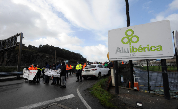 Trabajadores de Alu Ibérica en A Coruña denuncian que llevan sin cobrar dos meses y exigen intervenir la planta