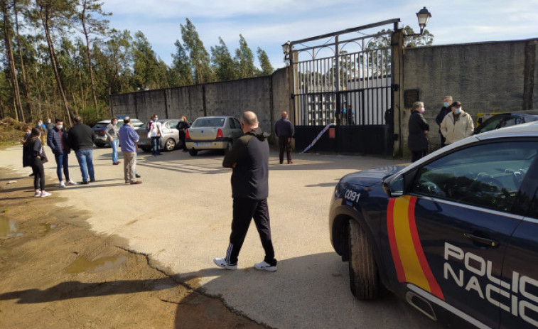 Profanan varias tumbas en el cementerio de Castiñeiras en Ribeira