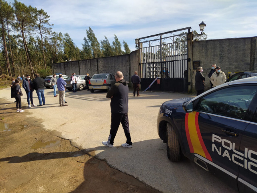 Profanan varias tumbas en el cementerio de Castiñeiras en Ribeira