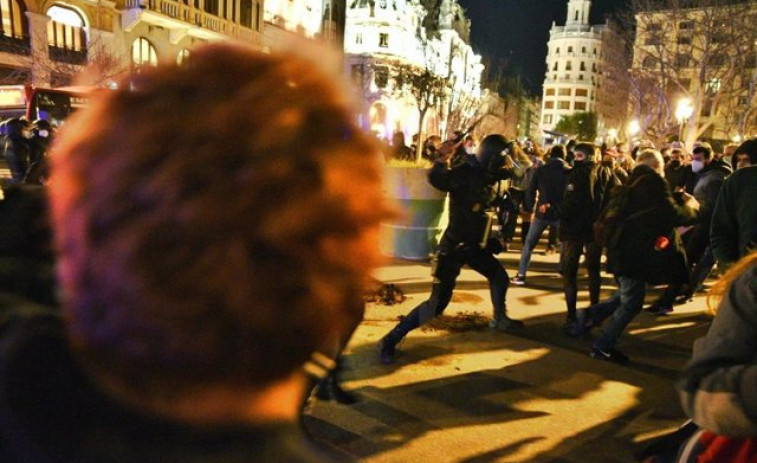 La concentración por la libertad de Pablo Hasél en Valencia acaba con incidentes y cargas policiales