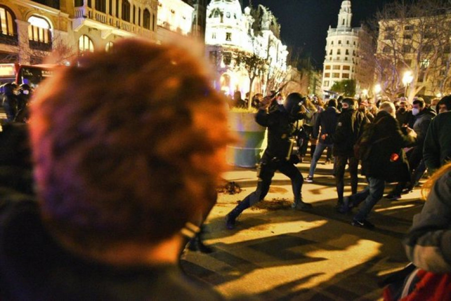 La concentración por la libertad de Pablo Hasél en Valencia acaba con incidentes y cargas policiales