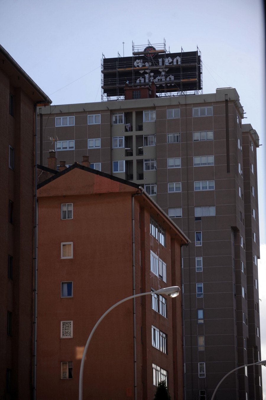 El “skyline” coruñés sigue viviendo cambios con modificaciones en los letreros