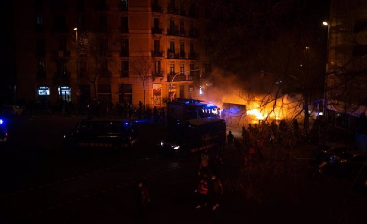 Barricadas y lanzamiento de objetos contra Mossos en la manifestación por Pablo Hasel en Barcelona