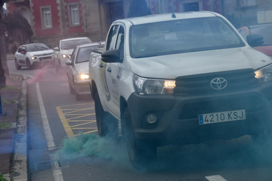 Cientos de coches de trabajadores de Ence colapsaron los accesos a la ciudad durante su protesta