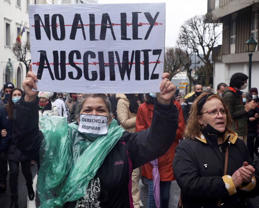 Negacionistas protestan en Santiago contra la modificación la Ley de Salud gallega