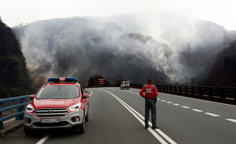 Incendio de grandes dimensiones afecta a Navarra, Guipúzcoa y Francia