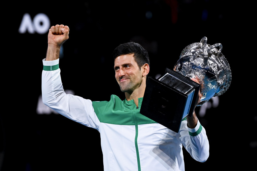 Djokovic fulmina a Medvedev y levanta su noveno Abierto de Australia