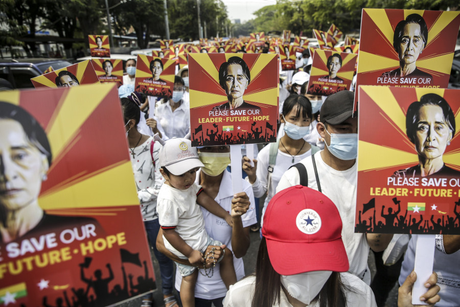 Miles de birmanos desafían la represión de las protestas contra el golpe