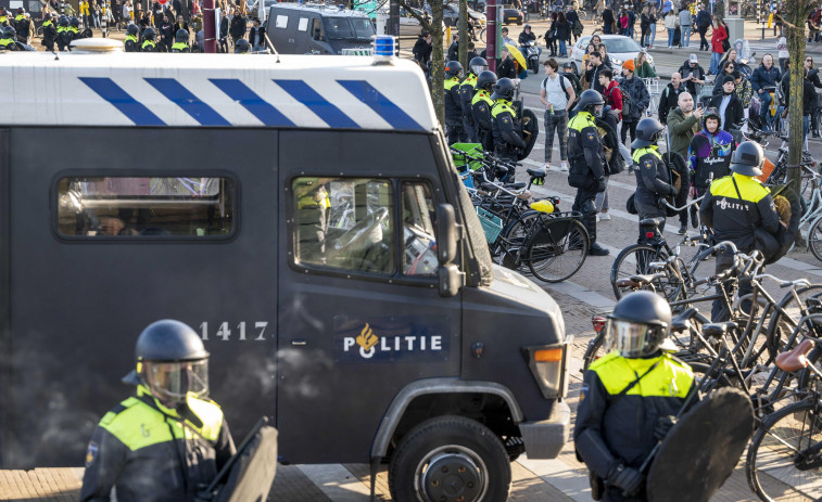 La Policía dispersa dos protestas en Países Bajos contra las restricciones