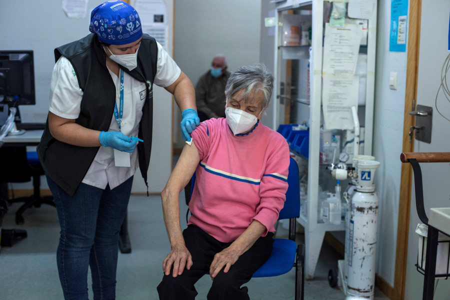 Los mayores de 80 años acuden “contentos” a vacunarse contra el Covid-19 en Galicia