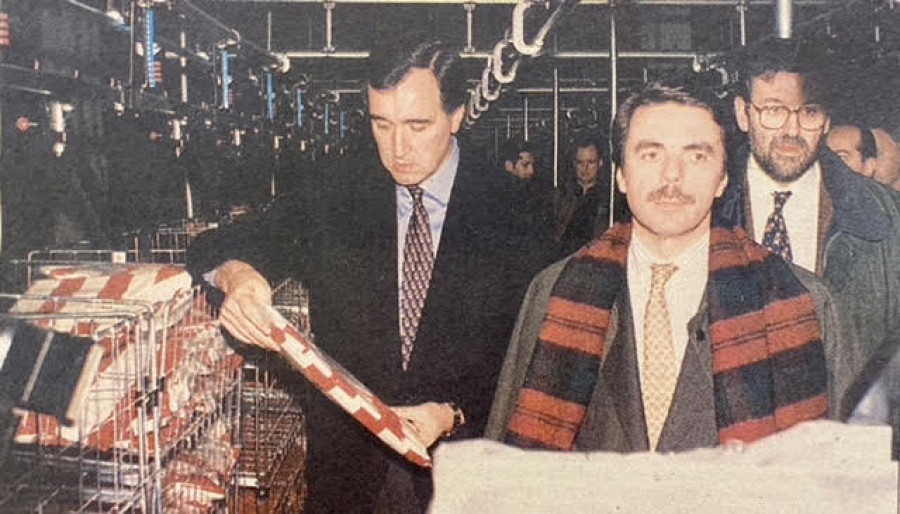 Hace 25 años: Aznar visita Inditex y Armada niega que existiese el "elefante blanco"