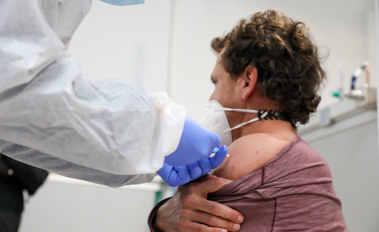 Galicia vacuna a los profesores menores de 55 años en una campaña que terminará en marzo