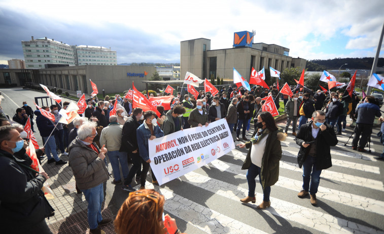 Empleados de Naturgy protestan por el traslado del centro de operaciones red norte a Madrid