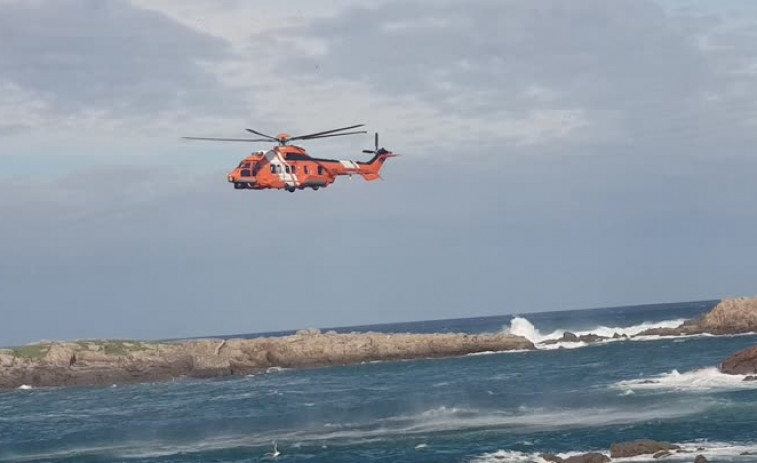 Un golpe de mar mata a un joven que pescaba en O Portiño