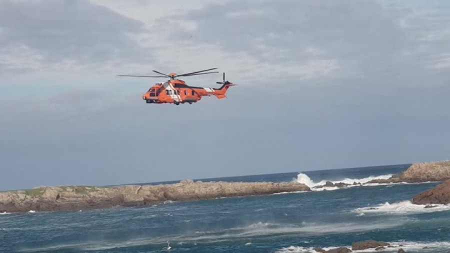 Un golpe de mar mata a un joven que pescaba en O Portiño