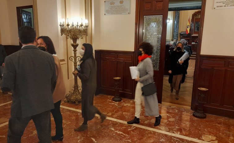 El Gobierno local aprueba  los convenios tras la salida del PP y la Marea del pleno