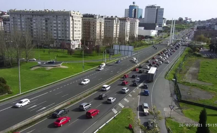 El inicio de la desescalada y un accidente atascan la avenida de Alfonso Molina