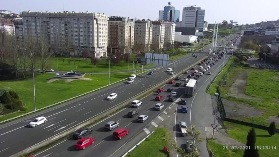 El inicio de la desescalada y un accidente atascan la avenida de Alfonso Molina