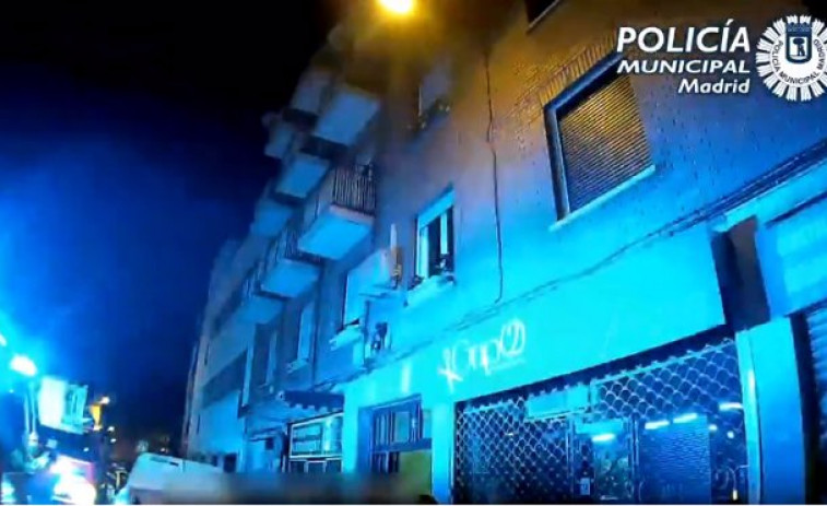 La Policía rescata a una joven que quedó enganchada en una antena al caer desde la terraza en una fiesta ilegal