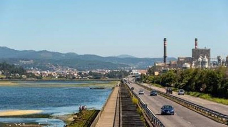 Trabajadores de Ence acusan al PSOE de arruinar a Pontevedra y exigen la continuidad de la planta de Lourizán