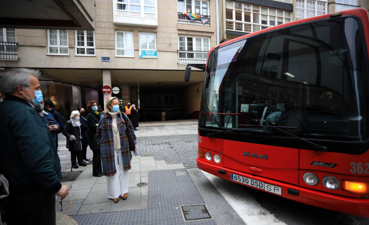 Los vecinos de la calle Sol denuncian el peligroso giro de los autobuses, que llegan a invadir la acera