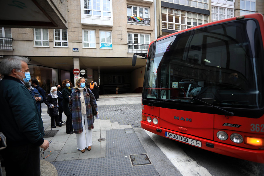 Los vecinos de la calle Sol denuncian el peligroso giro de los autobuses, que llegan a invadir la acera