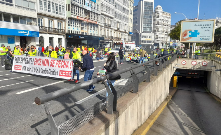 Afectados por el cierre del Ence cortan el tráfico en Linares Rivas