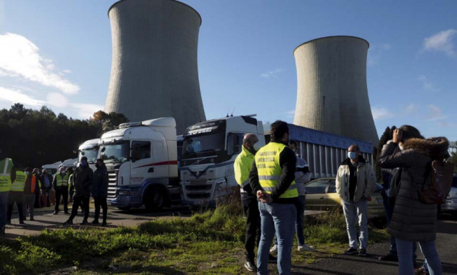 Los transportistas bloquean de forma indefinida el acceso a la central de As Pontes