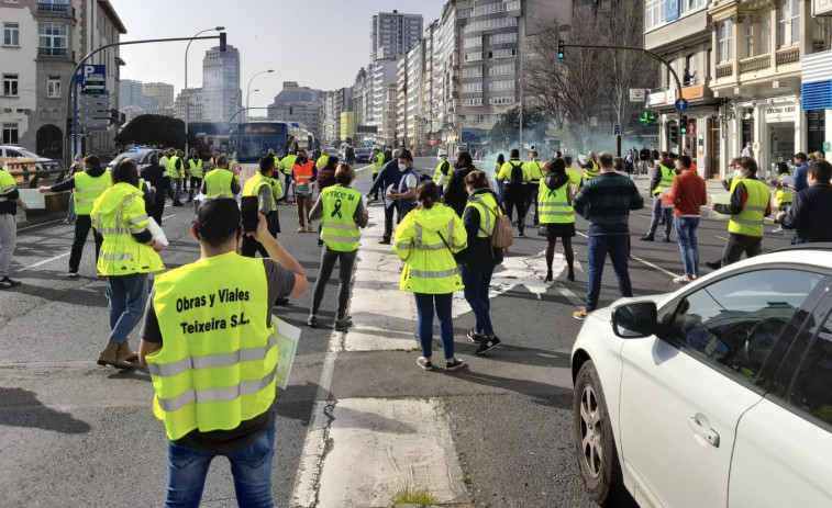 Seis horas después, los trabajadores de Ence siguen bloqueando Sánchez Bregua