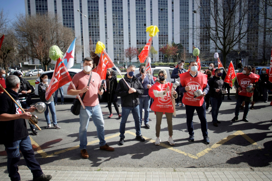 El sector de la limpieza saca las cacerolas a la calle en A Coruña