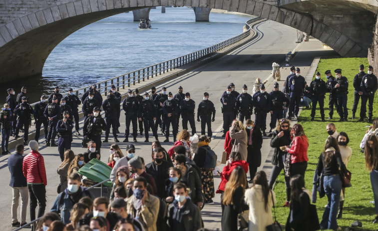 La policía francesa desaloja los muelles del Sena, abarrotados pese a las restricciones