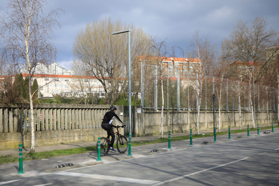 El Ayuntamiento baliza el carril bici de Pablo Picasso para evitar el aparcamiento indebido