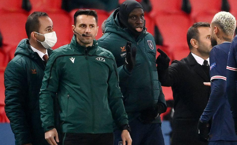 El cuarto árbitro del PSG-Basaksehir, suspendido hasta final de temporada