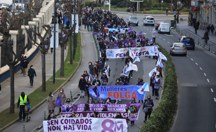 A Coruña se echa a la calle con distancia y medidas de seguridad para reivindicar una igualdad real