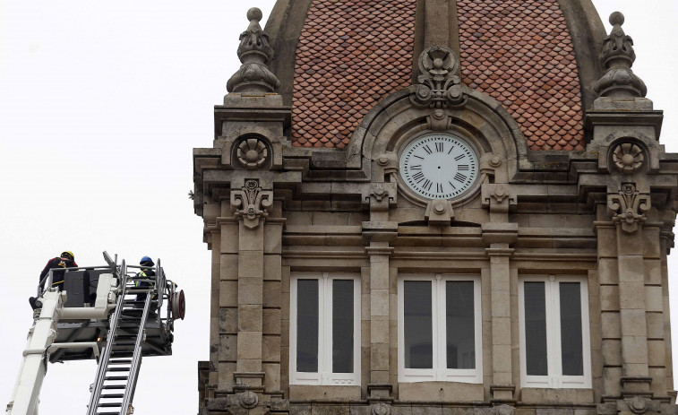El reloj de María Pita vuelve a dar la hora... por adelantado