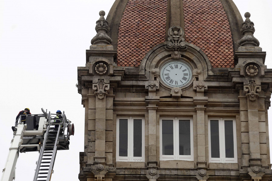 El reloj de María Pita vuelve a dar la hora... por adelantado