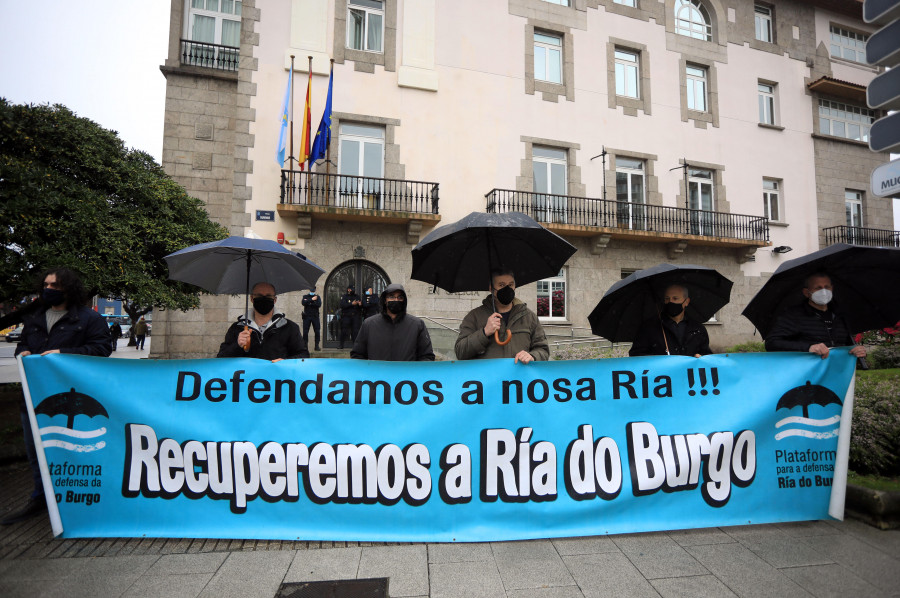 Mariscadores de O Burgo exigen compensaciones durante el dragado