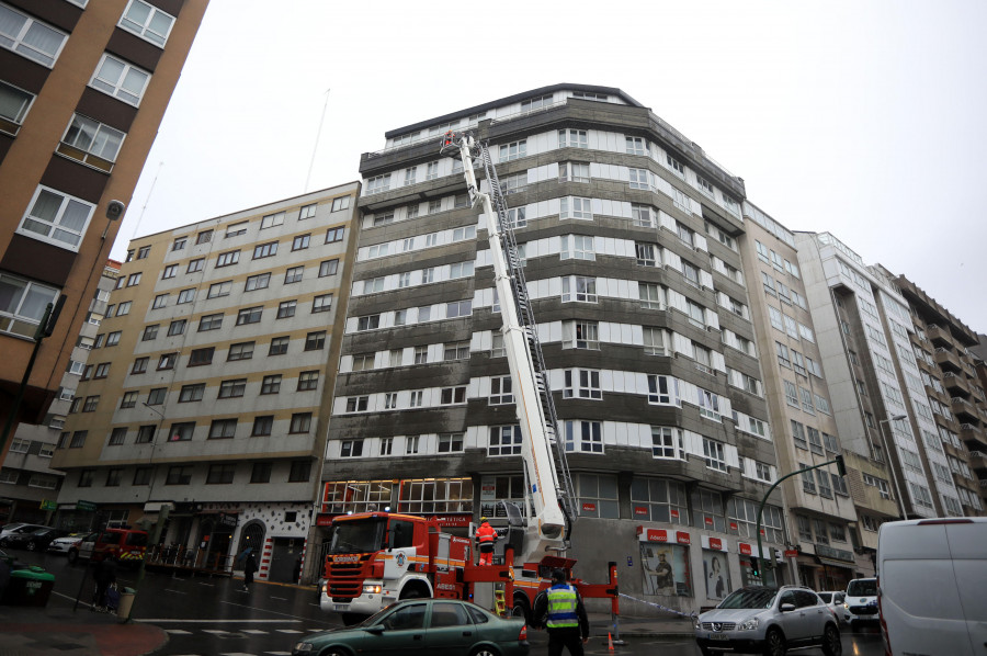 Una caída de cascotes obliga a cortar parte de la calle de Rafael Dieste durante una hora