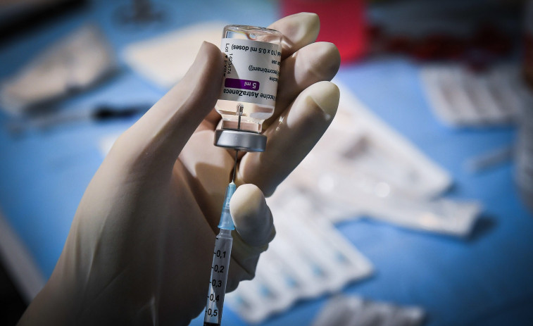 Galicia no paralizará dosis de AstraZeneca, pero localizará a quienes recibieron el lote afectado