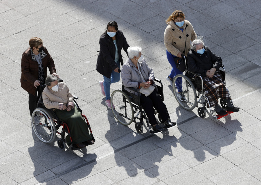 CES estima que en 2035 el 5,5% de la población de Galicia serán dependientes