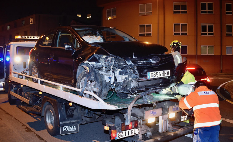 Un conductor se sale de la vía tras derribar un muro junto al Oncológico