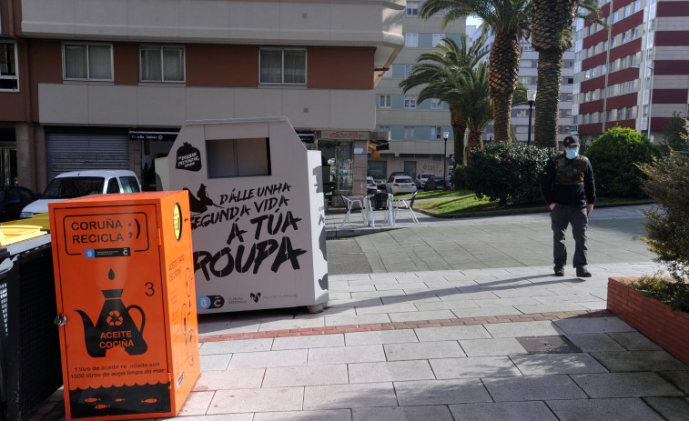 Dos contenedores impiden el paso de camiones de Bomberos al centro comercial del Ventorrillo
