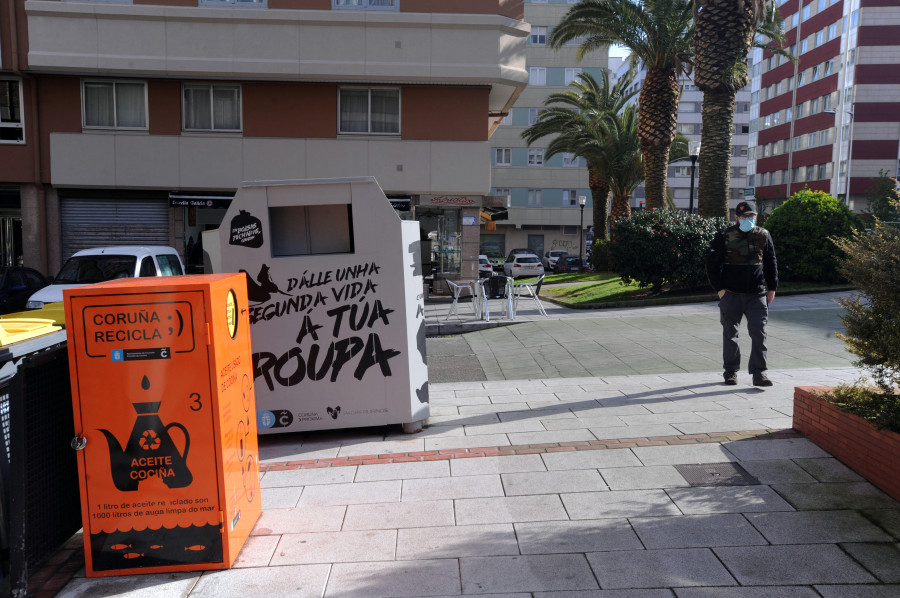 Dos contenedores impiden el paso de camiones de Bomberos al centro comercial del Ventorrillo